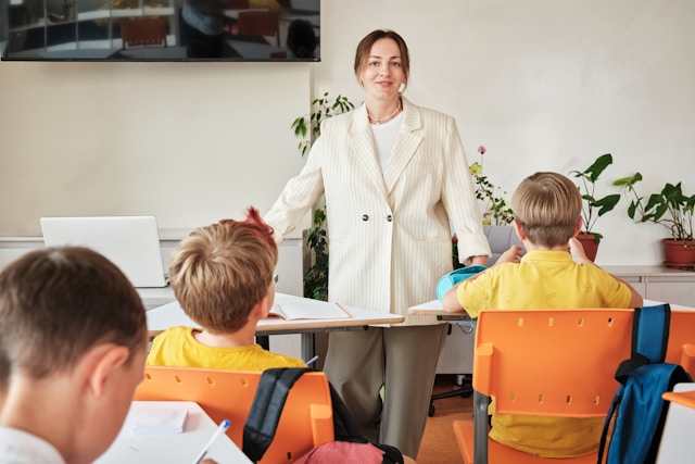 Blije docente met kinderen in een klaslokaal